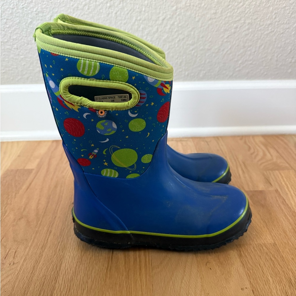 BOGS Big Kids Blue Space-Themed Winter Snow Boots size 4